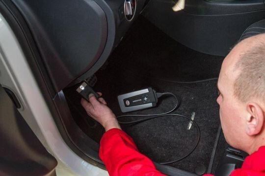 Pfiffiges Detail: Im Stecker des neuen Snooper ist eine LED-Leuchte zum leichteren Auffinden der OBD-Dose integriert. (Foto: WOW)