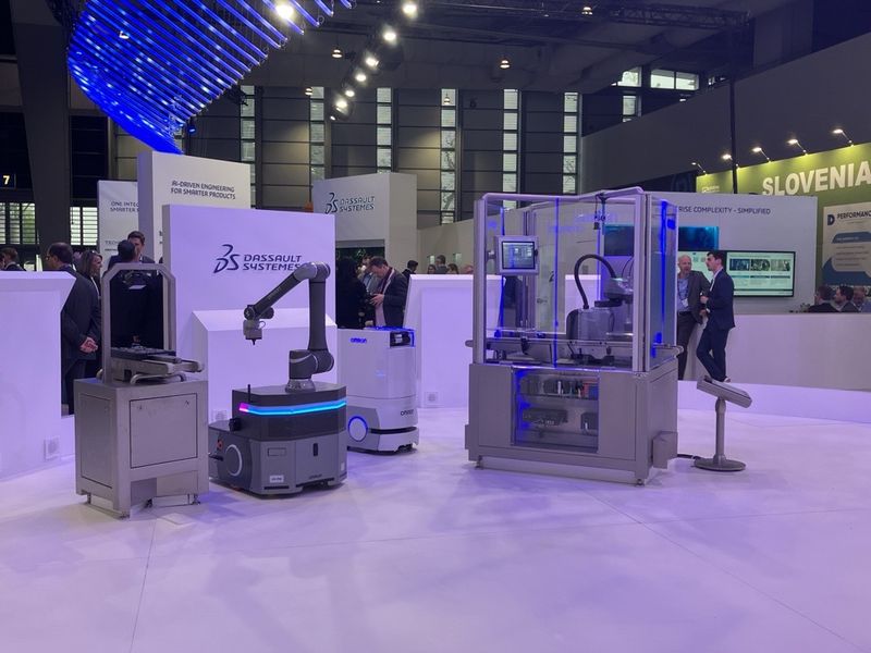 Am Stand von Dassault Systèmes erleben Besucher, wie durch den Einsatz mobiler Roboter, fortschrittlicher Modellierung und Simulation, Echtzeit-Datenintegration sowie integrierter Cybersicherheit  Produktionssysteme entstehen, die sich virtuell entwerfen, testen und optimieren lassen, bevor sie physisch umgesetzt werden. (Bild: M. Zwettler/VCG)