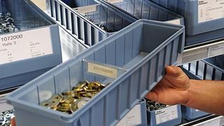 Geht der Bestand an C-Teilen zur Neige, wird der Behälter mit RFID-Transponder aus dem Regal entnommen und in Bestellposition gebracht. Bild: Keller & Kalmbach (Archiv: Vogel Business Media)