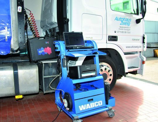 Alte Hülle, neuer Inhalt: Die Diagnosesoftware läuft auf einem speziellen Industrielaptop. Im Hintergrund der Koffer mit zahlreichen Adapterkabeln. (Dominsky)