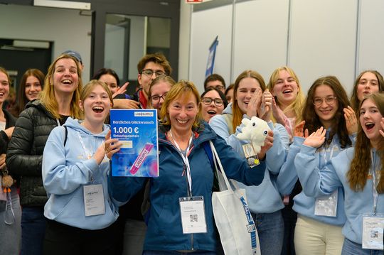 En el concurso del año pasado, la ganadora —junto con su club de fans ;-)— se alegró especialmente por el vale de laboratorio de 1.000 euros.(Bild:  Stefan Stark)