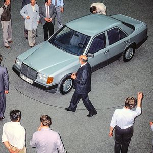 Mercedes-Benz Limousine der Baureihe 124 in der Designentwicklung. Direkt am Fahrzeug vorn links: der damalige Mercedes-Benz Chefdesigner Bruno Sacco (Foto aus dem Jahr 1984) (Bild:  Mercedes-Benz AG)