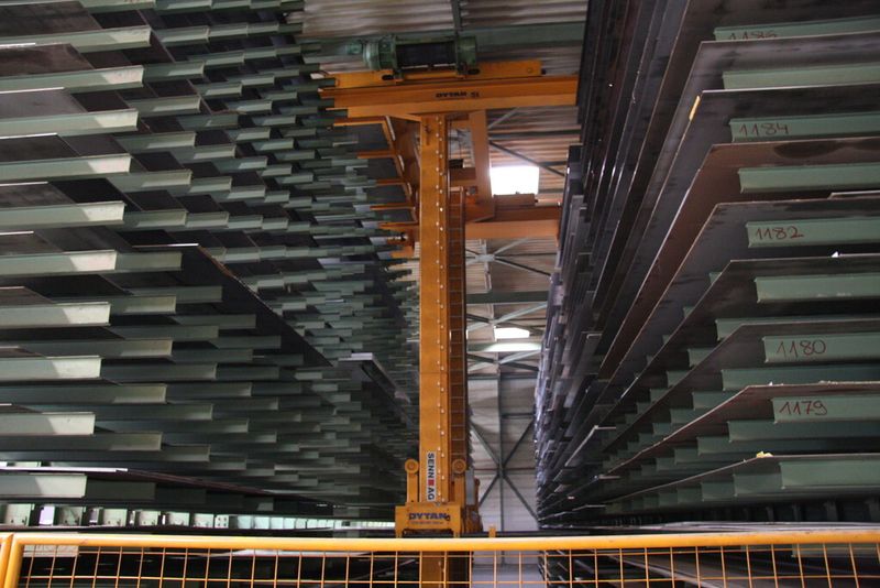 Hochregallager: auf über 370 Lagerplätzen werden bis zu 800 Tonnen Blech gelagert. (Bild: L.Meister)