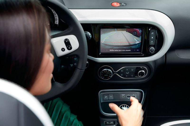Im Kleinwagen muss man auf Komfort nicht verzichten: hier im Bild die Rückfahrkamera. (Bild: Renault)
