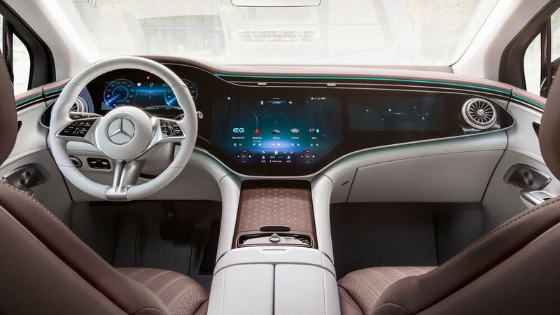 Das Cockpit entspricht komplett dem der EQE-Limousine.  (Bild: Mercedes-Benz)