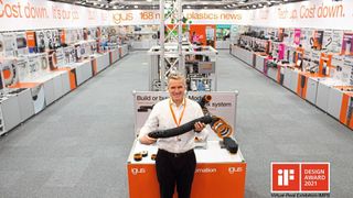 Geschäftsführer Frank Blase zeigt die TRX Roboter-Energiezuführung auf dem komplett erneuerten physisch-virtuellen Messestand von Igus in Köln, der gerade mit dem «iF Communication Design Award 2021» prämiert wurde.  (Igus)