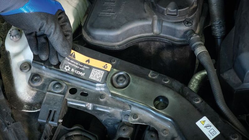 In diesem Jahr kommt ein Umrüstkit für R1234yf auf den Markt. Damit lassen sich R134a-Fahrzeuge mit dem neuen Kältemittel befüllen. Erfinder Honeywell ist in Gesprächen mit dem TÜV.(Bild:  klimacheck.com)