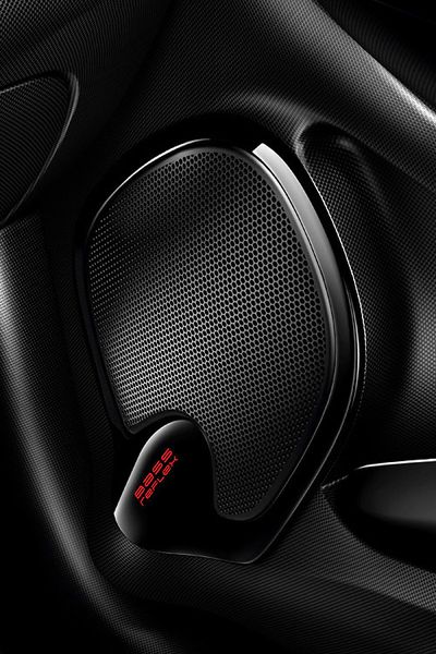 Grundsätzlich ist der Clio Grandtour aber ein Kombi – und als solcher ein praktisches und kein sportliches Auto. Ein sportliches Gefühl vermittelt neben dem knackigen Fahrwerk aber zumindest die Akustik: Das so genannte R-Sound-System im Bordcomputer hört man zwar nur drinnen aus den Boxen und nicht draußen etwa im Straßencafé oder beim Schaulaufen vor dem Kindergarten – aber auf Knopfdruck klingt damit selbst der 75-PS-Diesel wie ein Rennwagen. (Foto: Renault)