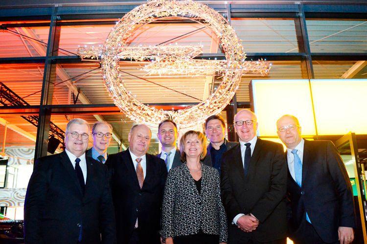 Die beiden Unternehmer im Kreise der Opelaner. (Bild: Rehberg / »kfz-betrieb«)