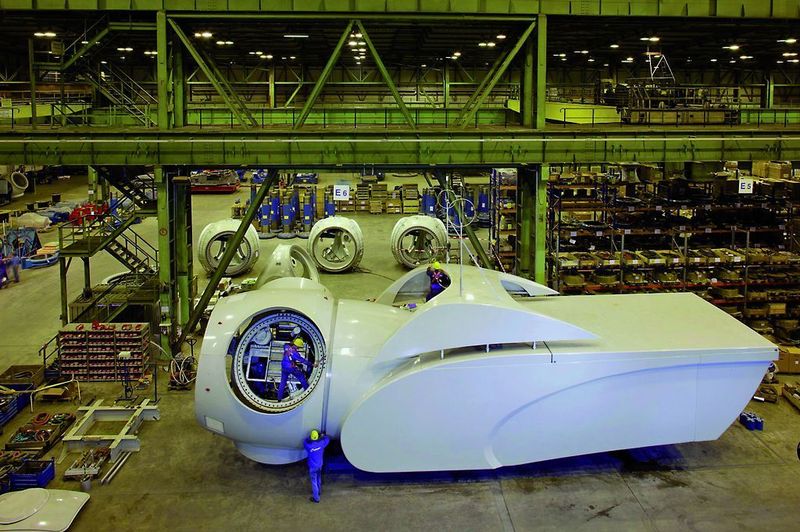 Bild 4: Maschinenhaus-Produktion in Rostock: Jährlich verlassen zwischen 400 und 500 davon das Nordex-Werk. Dabei gehen Triebstrang und Gehäuse getrennte Wege.  Bild: Nordex (Archiv: Vogel Business Media)