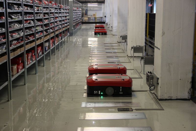 Die Carrys werden über induktive Ladeplatten am Boden geladen. (Hofmann)