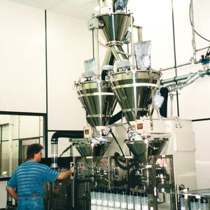 Multijector-Vakuumförderer (ganz oben im Bild) zur Material-Zuführung auf einer Tonerpulver-Abfüllanlage(Bild:  Volkmann)