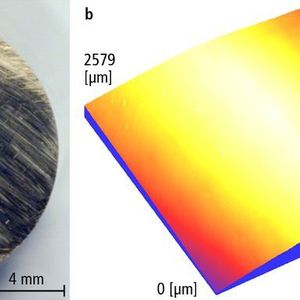 Bild 1: Bearbeitungsspuren auf der Proben¬oberfläche des Werkstoffs Cermet HT2.
a fotografierte Oberfläche, b, weißlichtmikroskopische Aufnahme 