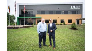 Am 13. August 2026 eröffneten Roland Ruf (rechts), Geschäftsführer der RUF Gruppe, und Jim Weist, CEO der RUF US Inc., ihr neu errichtetes Produktions- und Bürogebäude in North Ridgeville, Ohio.  (Bild: RUF Maschinenbau GmbH & Co. KG)