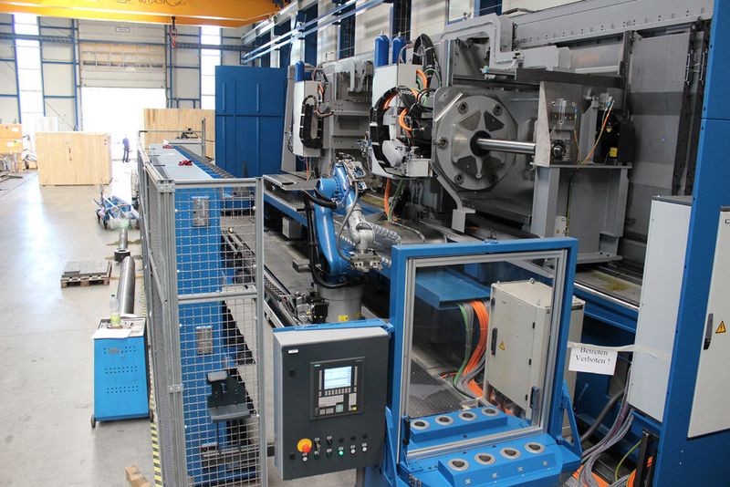 Noch im Aufbau: das Sinumerik-840D-sl-gesteuerte, multifunktionale Bearbeitungszentrum Mpmc 1000 von Weingärtner. Das automatische Werkzeugwechselsystem samt Kuka-Knickarmroboter ist bereits installiert. (Bild: Siemens)