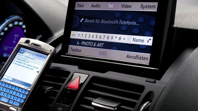 Die Handy-Nutzung am Steuer greift immer mehr um sich - Freisprechanlagen helfen da wenig. Die Unfallforscher sind besorgt.(Bild:  Daimler)