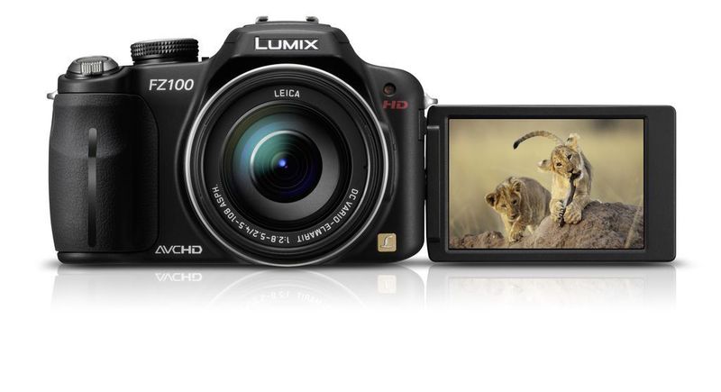 Die DMC-FZ100 bietet einen Weitwinkel-Superzoom von 24 bis 600 Millimetern. Ein 14,1-Megapixel-MOS-Sensor sowie ein dreh- und schwenkbares 7,5-Zentimeter-Display runden die Ausstattung ab. (Archiv: Vogel Business Media)
