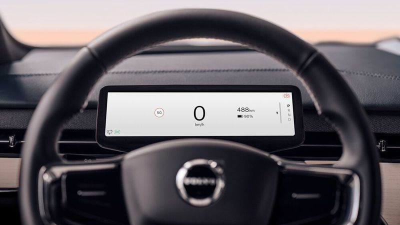 Erklärtes Ziel von Volvo ist, dass der Fahrer nicht vom Geschehen auf der Fahrbahn abgelenkt ist. (Bild: Volvo)