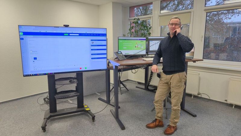 Jan Winkler, Landesamt für Finanzen Mecklenburg-Vorpommern, bei der Arbeit mit dem Kubernetes-basierten Open-Source-Ticketsystem.(Bild:  LAF Mecklenburg-Vorpommern)