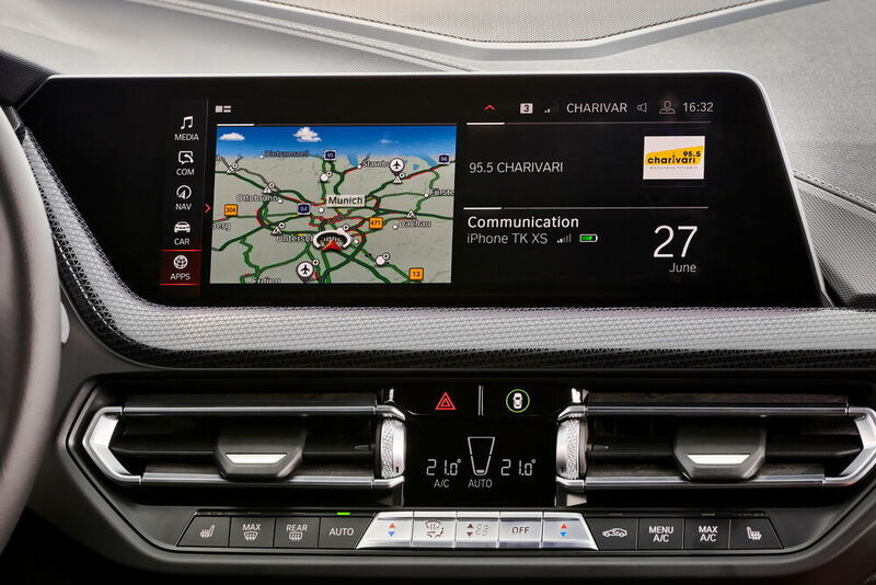 Der große Bildschirm des Infotainmentsystems reagiert auch auf Berührungen. (BMW)