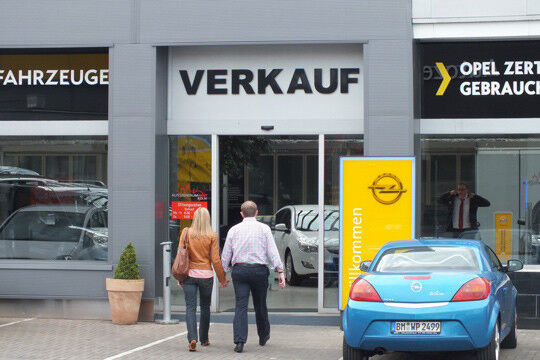 ...bis zum Gebrauchtwagenbereich komplett der neuen Opel-CI. (Foto: AZ West)