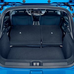 Der Kofferraum mit hoher Ladekante ist nicht sehr groß, beim Umklappen der Rückenlehnen gibt es eine hohe Stufe.(Bild:  Nissan)