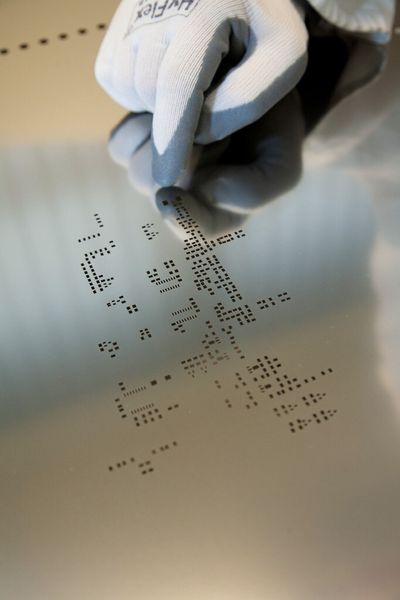 Elektropolierte und nanobeschichtete SMD-Schablonen weisen glatte, gratfreie und adhäsionsmindernde Oberflächen auf. Dadurch wird das Auslöseverhalten der Lotpaste verbessert, Lötfehler werden reduziert. (Bild: Photocad)