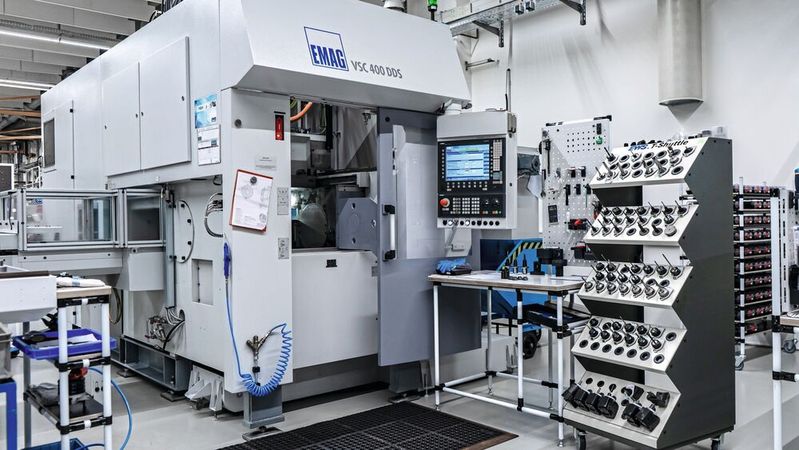 The VSC 400 DDS retrofit machine from EMAG at EWS Weigele with tool shuttle for external tool preparation - the basis for reliable hard machining of gears.(Image: Emag Systems)