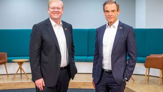 Volkmar Denner (r.) scheidet nach fast zehn Jahren als Vorsitzender der Geschäftsführung aus. Seine Nachfolge tritt Stefan Hartung an. (Bild: Bosch)