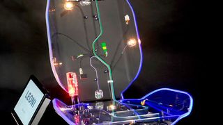 In der Automobilbranche eignet sich „Ambient Fiber“ von Leoni beispielsweise zur Innen- und Außenbeleuchtung im Fahrzeug sowie an der Innenseite der Türen, im Fahrzeuginnenraum oder sorgt für intelligente Fahrsicherheit: Durch die funktionale Integration von Positionssensoren in Bereichen des Kabelsatzes kann der Status des Sitzgurts abgelesen werden. (Leoni)