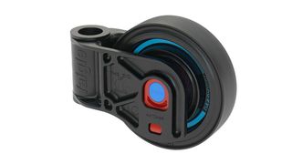 Faigle konnte durch den Einsatz von Hochleitungs-Kunststoffen das Gewicht seiner Rollenhalterung im Vergleich zu herkömmlichen Typen aus Metall um über die Hälfte reduzieren. Das hilft dabei, den Energiebedarf für den Antrieb der Systeme zu verringern.  (Bild: Faigle Kunststoffe)