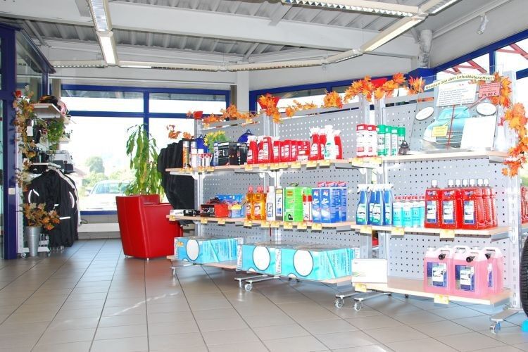 Attraktive Zubehörpräsentation im Kundenzentrum des Autohauses Huth. (Archiv: Vogel Business Media)