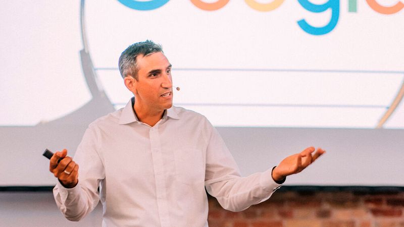 Dennis Morgenstern, Industry Leader Automotive bei Google Automotive, referierte als Gastredner über digitalen Wandel, Wissen über Daten sowie künstliche Intelligenz. (Bild: Christian Strohmayr | image24.eu)