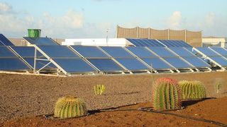 Das Fraunhofer ISE will den Aufbau von solarbetriebenen Wasserentsalzungsanlagen – wie die hier abgebildete in Gran Canaria – vorantreiben.  (Bild: Fraunhofer ISE)