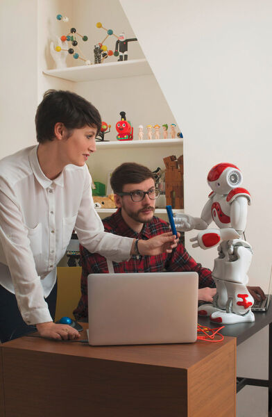 Nao: Der Roboterassistent von SoftBank Robotics ist ein ansprechender, interaktiver und hoch anpassbarer Roboterassistent. (Bild: Conrad)