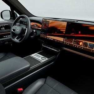 Das digitale Cockpit setzt auf großzügig dimensionierte Displayflächen.(Bild:  Zeekr)