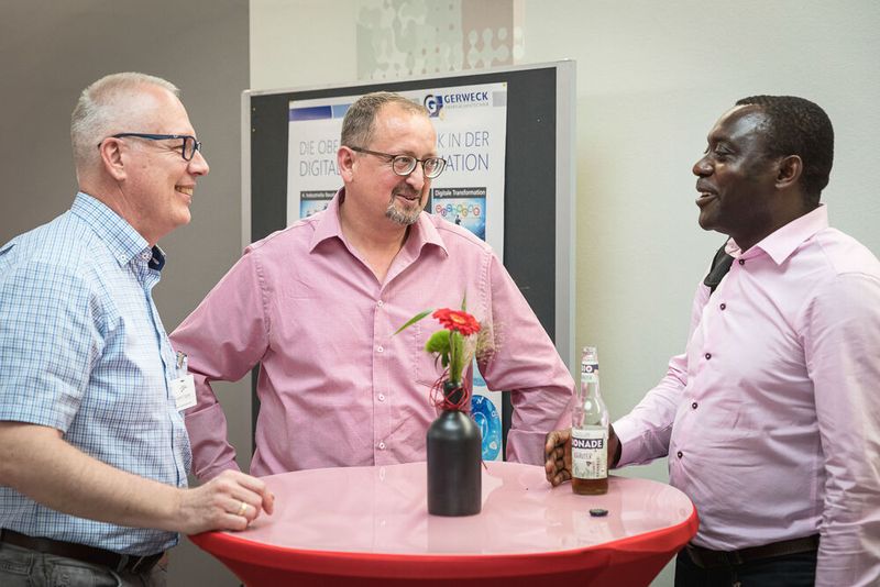 Anwenderkongress Steckverbinder 2023: Tag 1 mit Basisseminaren, Podiumsdiskussion und Posterslam. (Bild: Stefan Bausewein)