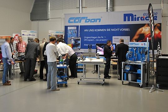 Sponsor Carbon war auf den Würzburger Karosserietagen mit einem großen Stand vertreten, der immer viele interessierte Besucher anzog. (Archiv: Vogel Business Media)
