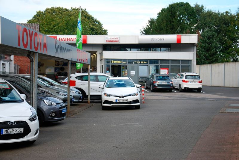 Früher standen auf dem Hof nur Toyota und Daihatsu – da ist die Welt heute viel bunter. (Wenz)