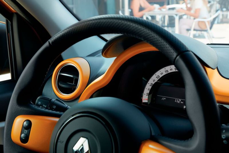 Das Cockpit haben die Entwickler nach eigenem Dafürhalten funktionaler und bedienungsfreundlicher gestaltet. Fakt ist, dass einige Features deutlicher im Blickfeld des Fahrers sind. (Bild: Renault)