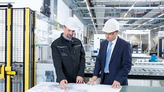 Als geprüfter Functional Safety Engineer weiß der Ingenieur, ob die Maschine sicher oder gefährlich ist. (Sick)