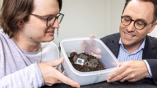 Xavier Aeby (l.) und Gustav Nyström haben eine komplett gedruckte, biologisch abbaubare Batterie entwickelt, die aus Zellulose und anderen ungiftigen Komponenten besteht. (Bild: Gian Vaitl / Empa)