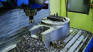Bild 1: In das geschmiedete Rohteil der Ringtasche aus Werkstoff 1.4462 fräst ein Kopierfräser die quaderförmige Aufnahme für die Mischerschaufel. Danach schließt ein Eckfräser mit dem Fräsen der Seitenübergänge den Arbeitsgang Auskoffern ab. (Archiv: Vogel Business Media)