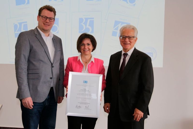 Silberne Ehrennadel: (v.li.) Hauptgeschäftsführer Carsten Beuß, Petra Wieseler und Präsident Harry Brambach. (Bild: Kfz-Gewerbe Baden-Württemberg)