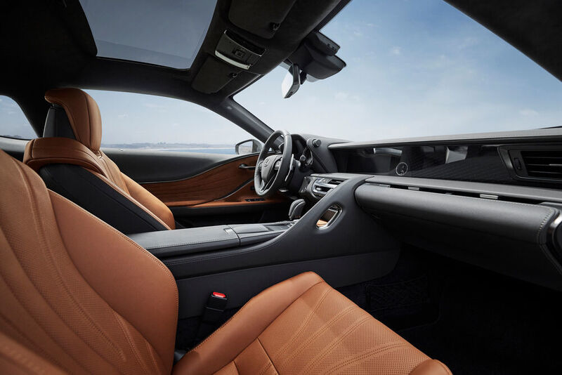 Der Innenraum ist zweifarbig und hochwertig mit Leder und Alcantara verarbeitet. (Lexus)