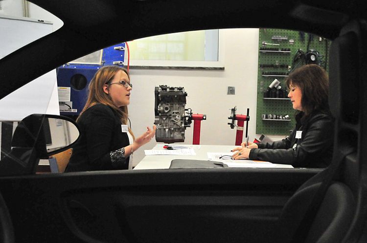 Anita Niggl aus Bayern erläutert Expertin Antje Ludwig ein Marketingkonzept zum Vertrieb von Elektroautos. (Foto: Schmidt)