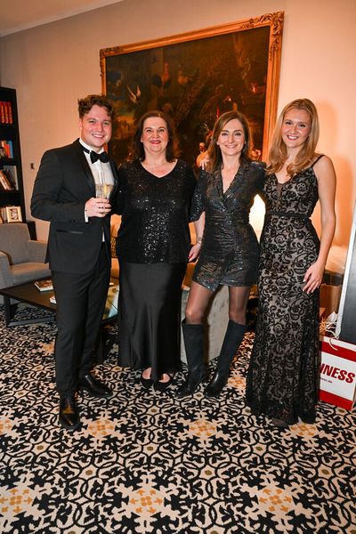 (v. l.) Dejan Kos (Netz16) mit den Verlagsmädels Lilli Kos, Vera Nikolic und Sophia Kos. (Bild: Hannes Magerstädt)