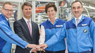 Sie nahmen die neue Produktionslinie für künftige Plug-in-Hybride in Dingolfing symbolisch in Betrieb (v.l.n.r.).: Markus Fallböhmer, Leiter Planung und Produktion elektrische Antriebssysteme, BMW Group Produktionsvorstand Harald Krüger, Ilka Horstmeier, Leiterin Planung und Produktion Antriebssysteme sowie Josef Kerscher, Leiter BMW Group Werk Dingolfing. (Bild: BMW)