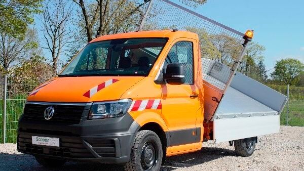Ein Hydraulikaggregat bewegt den drei-Seiten-Kipper von Schoon.(Bild:  VW Nutzfahrzeuge)