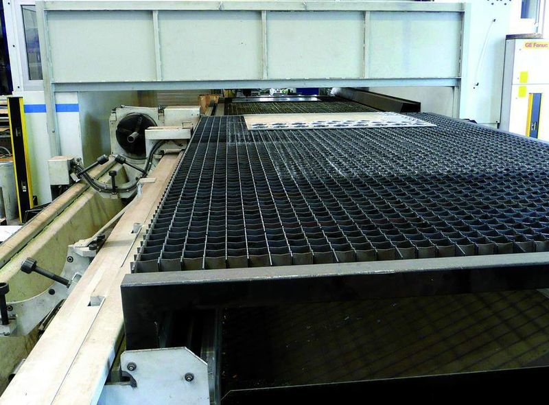 Laserbearbeitungssystem Impuls 4020 mit zwei Wechseltischen, einer 280 mm programmierbaren Z-Achse und der Rohrbearbeitungsstation (im Bild links). (Archiv: Vogel Business Media)